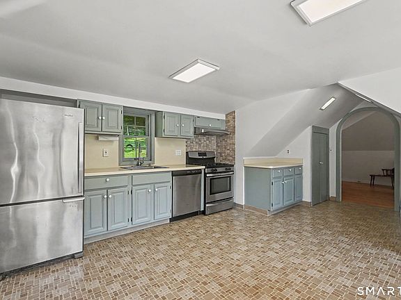 5th image of 723 Riverbank Rd