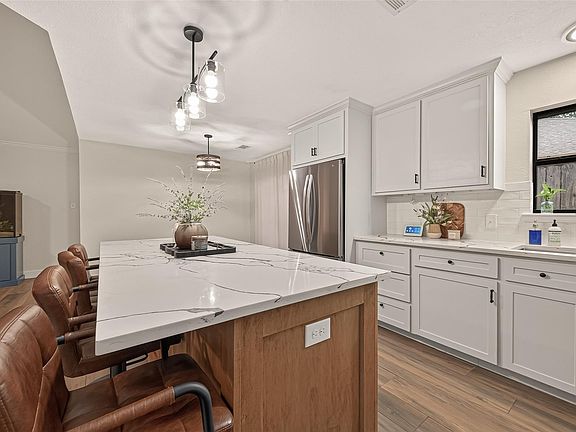 4th image of 13726 Eastbourne Dr