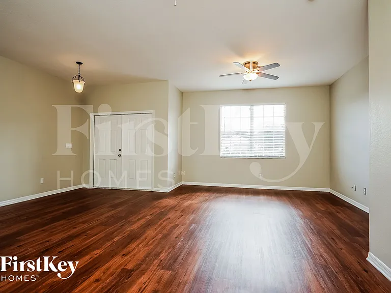 3002 45th St SW — Photo 3