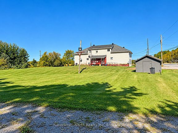 3rd image of 10 Green Bay Rd