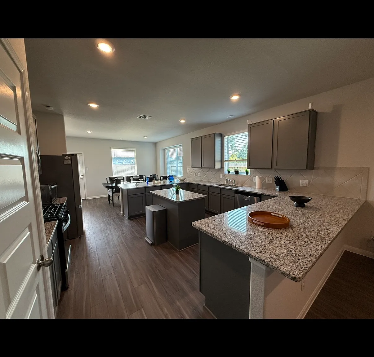 4 bed, 2.5 bath, 2600 sqft, $2,950 — Photo 3