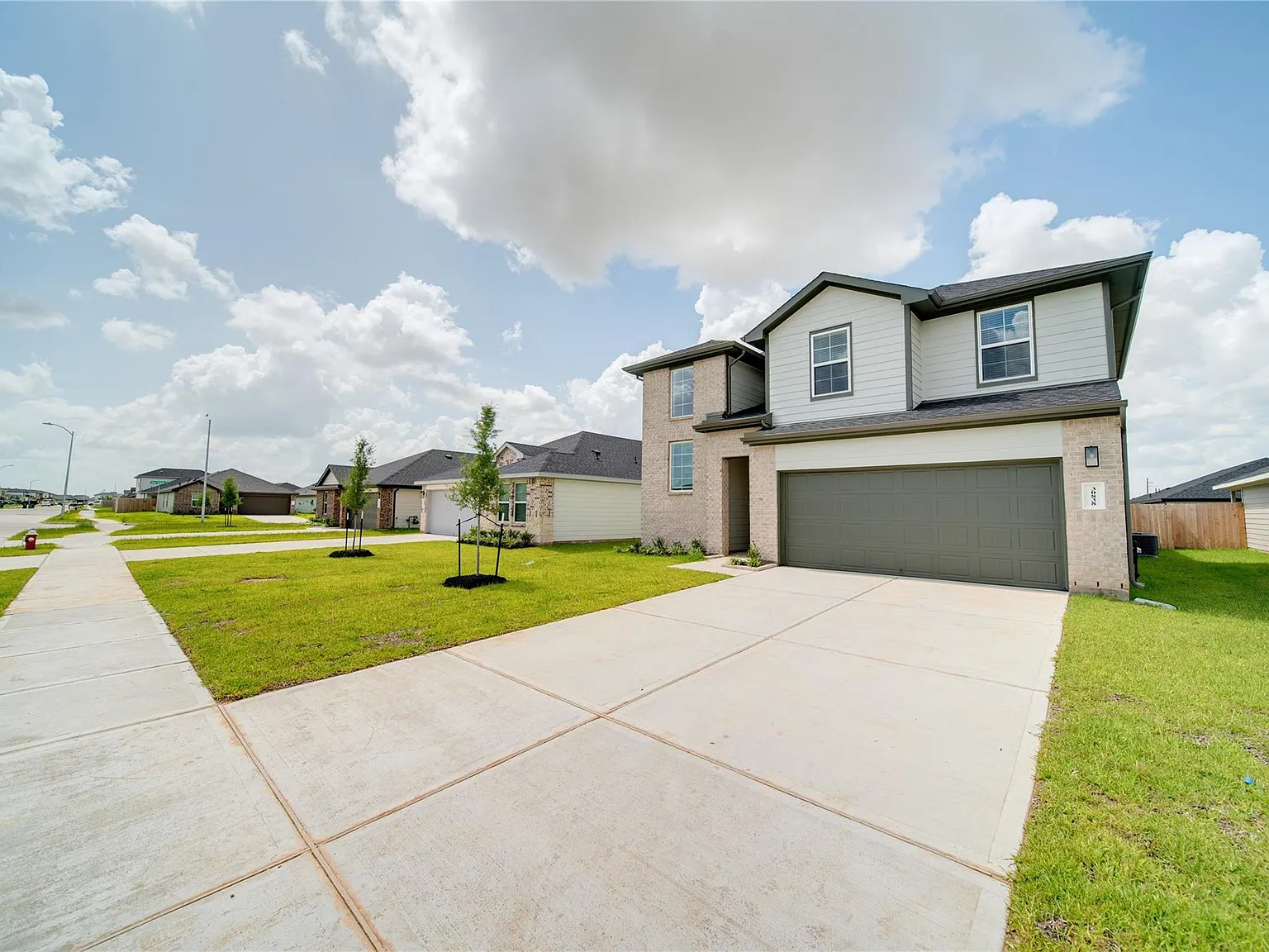 4 bed, 2.5 bath, 2336 sqft, $2,300 — Photo 2