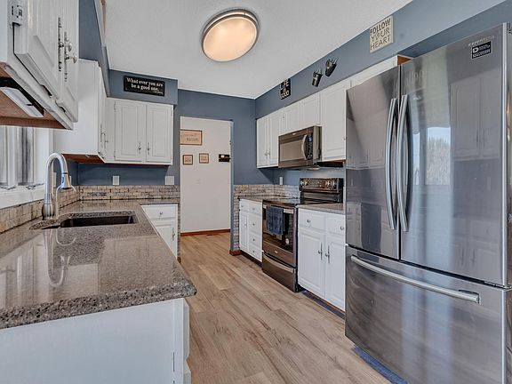 5th image of 608 Ash Ave E