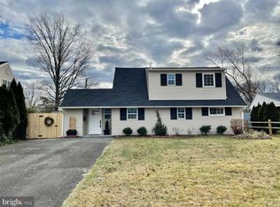 46 Iroquois Rd, Levittown, PA 19057