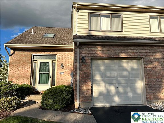 2nd image of 3225 Oakland Square Dr
