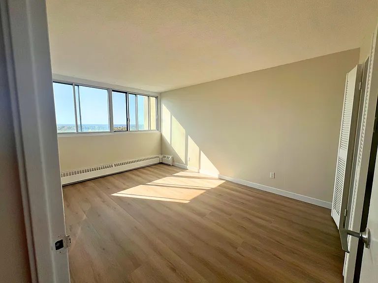 30 McEwen Ave — Photo 14