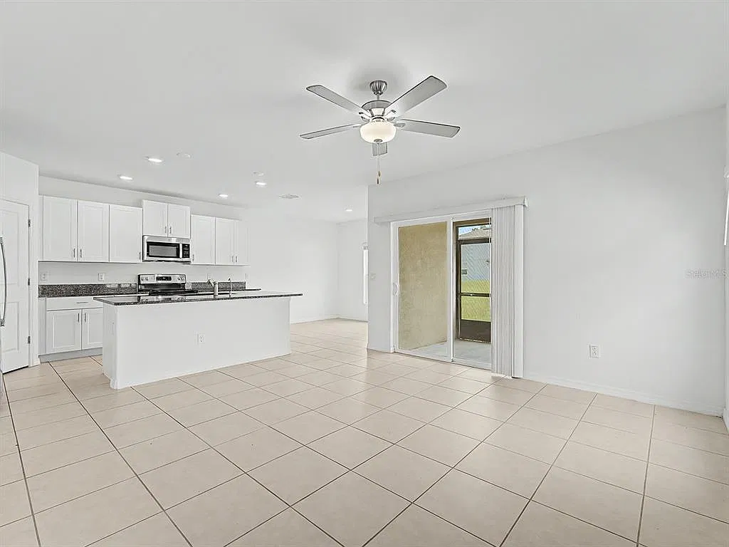 4 bed, 2.5 bath, 2073 sqft, $2,400 — Photo 4