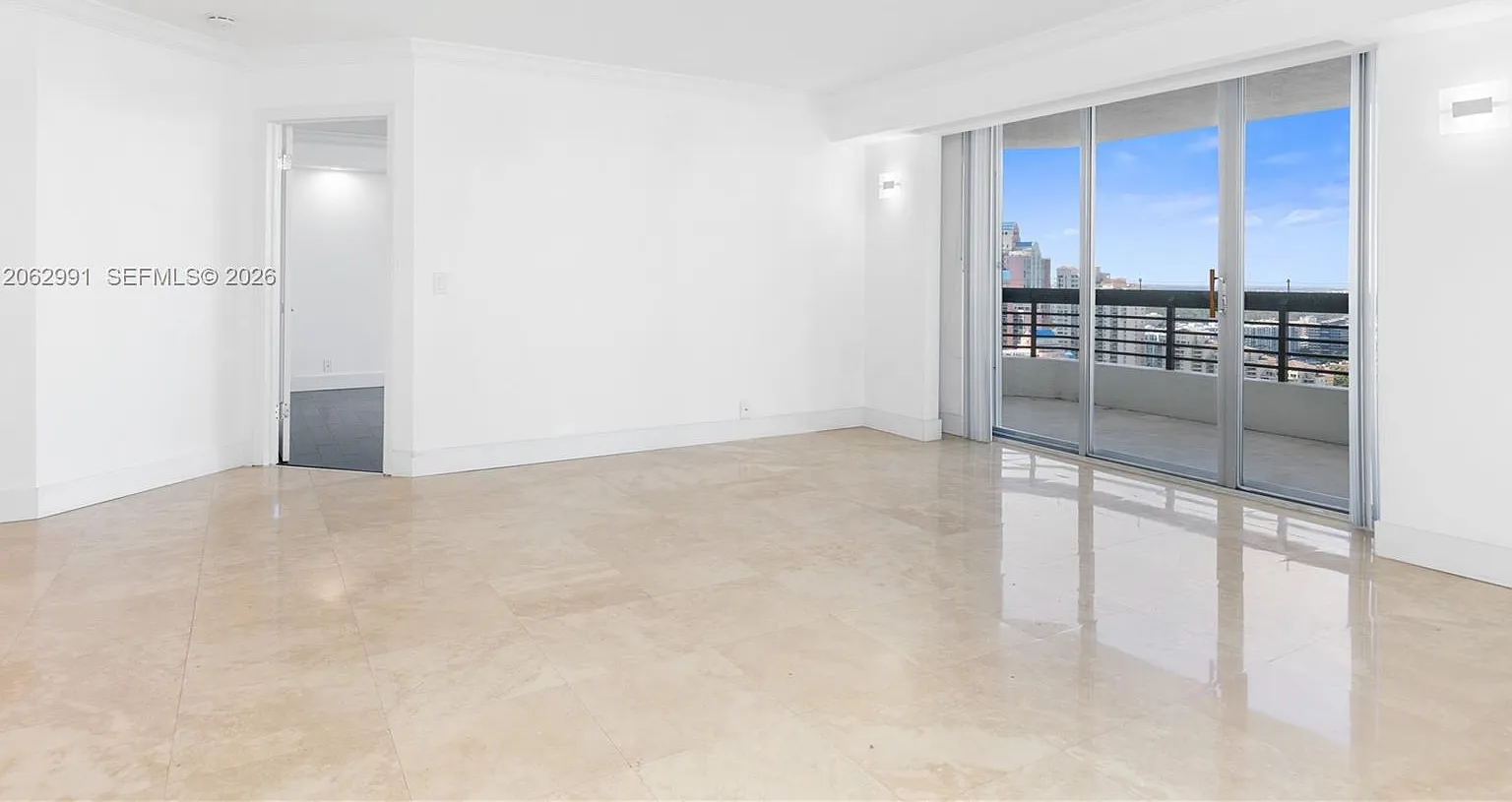 Mystic Pointe Tower 400 C — Photo 4