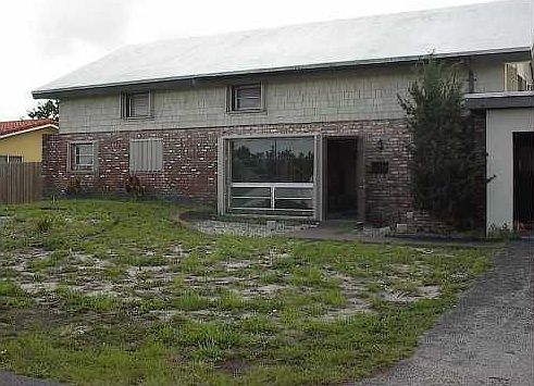 2nd image of 900 NE 9th Ct