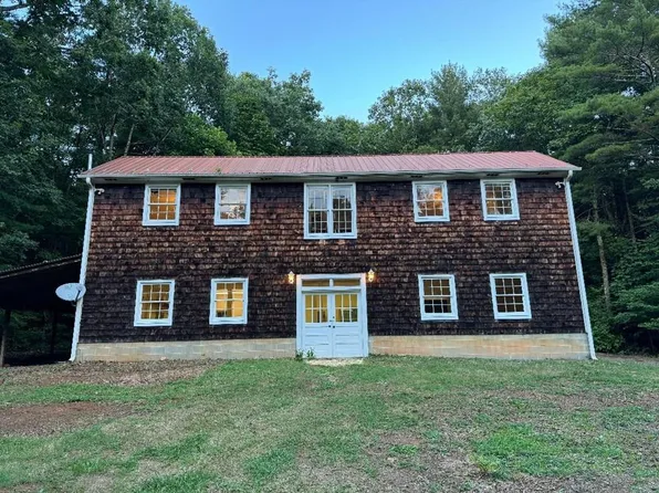 810 Loggy Ridge Rd, Hillsville, VA 24343