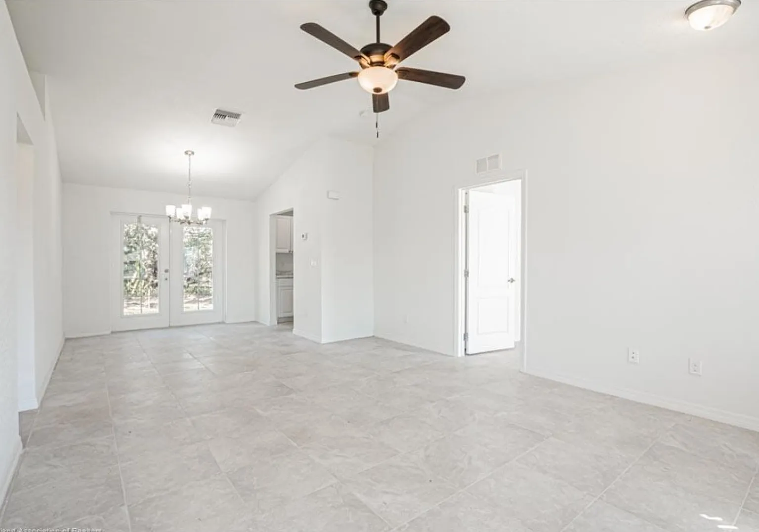 3/2/1 Single Family Home Available Cozy, Peaceful Living in Lake Placid — Photo 4