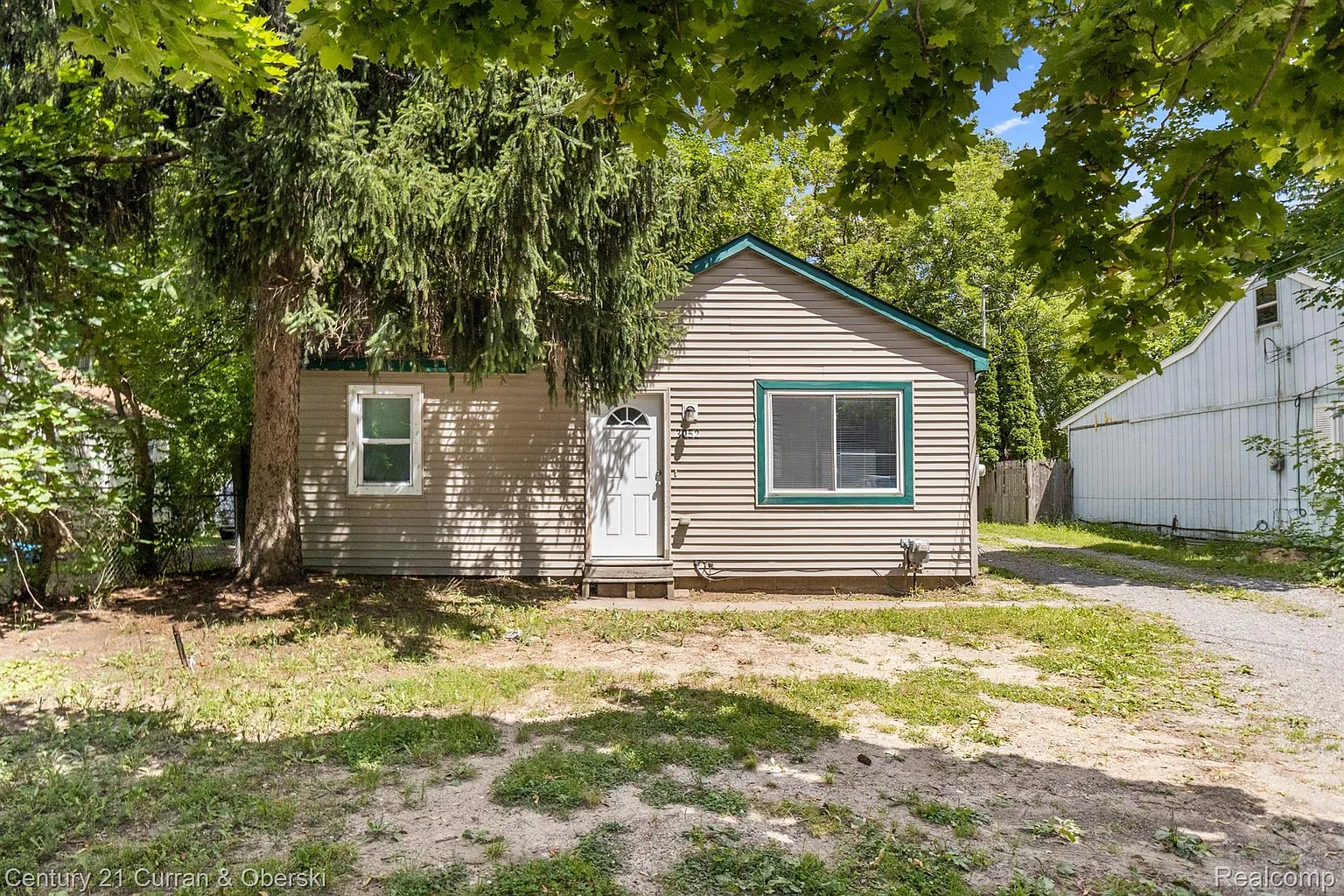 3052 Joslyn Rd photo 1
