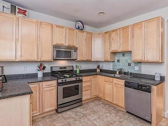 3rd image of 3867 Wyoming St