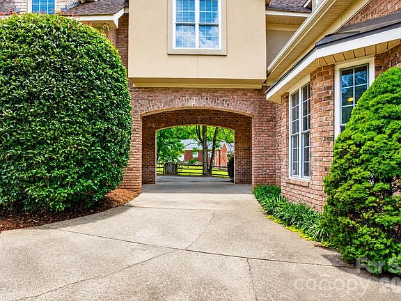 4th image of 2027 Meadow Run Dr