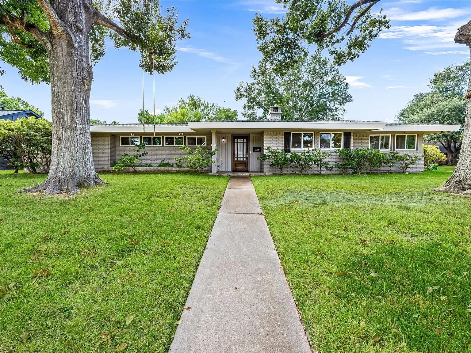 4 bed, 3.5 bath, 2734 sqft, $3,500 — Photo 1