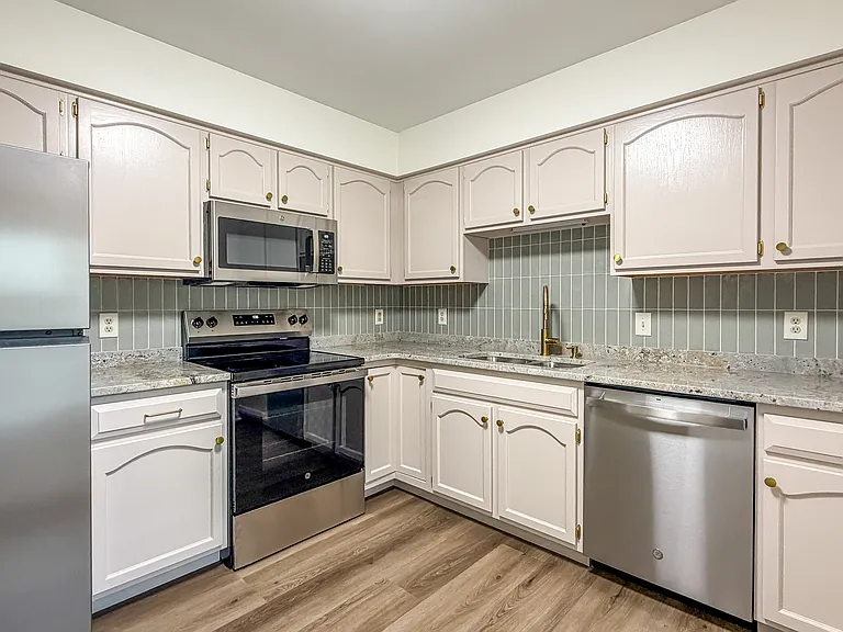 208 Greenview Dr — Photo 5