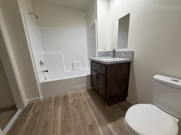 4th image of 1405 E 9th St #1