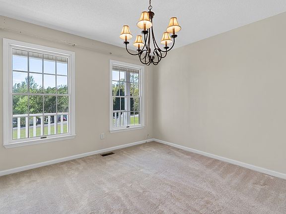 5th image of 124 Cambridge Dr S