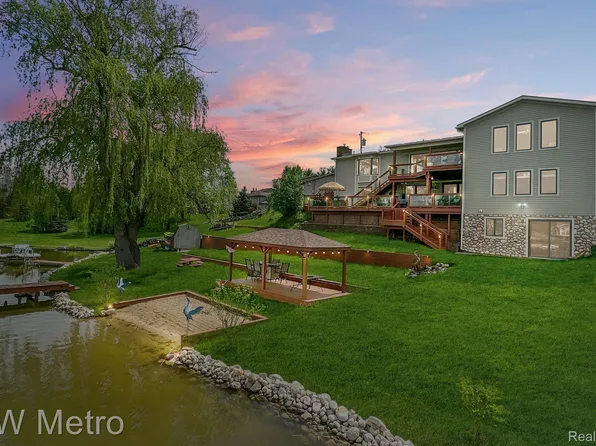 2808 Island Point Dr, Metamora, MI 48455