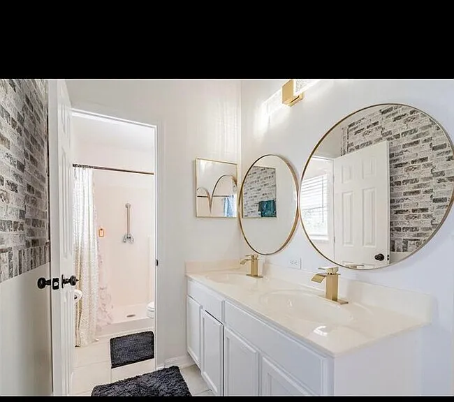 425 Whitby St — Photo 3