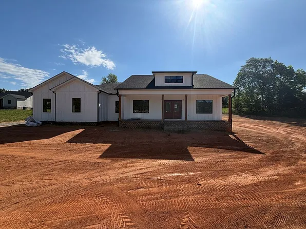 1265 Misty Ln, Hickory, NC 28601