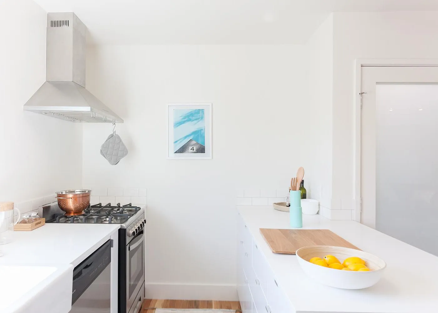 2 bed, 900 sqft, $3,000 — Photo 2