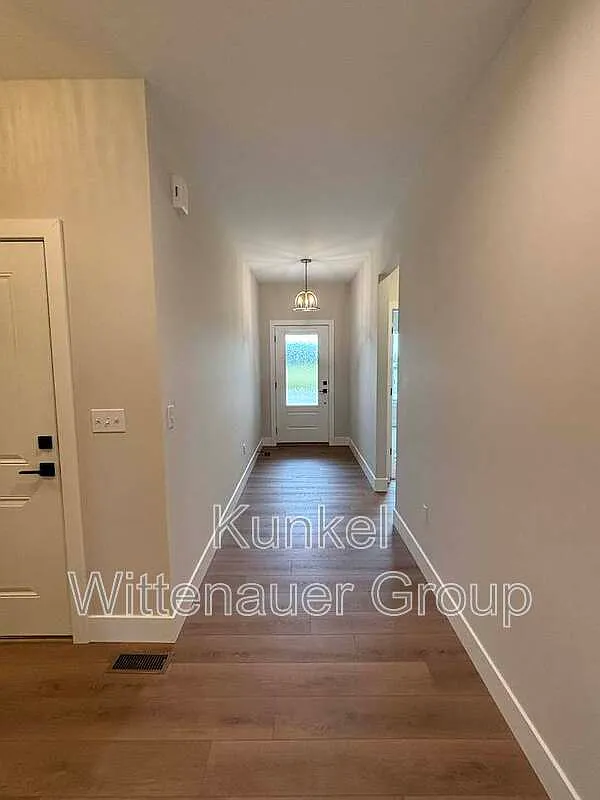 3 bed, 2.0 bath, 1929 sqft, $3,000 — Photo 4