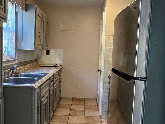 5th image of 742 Frank St