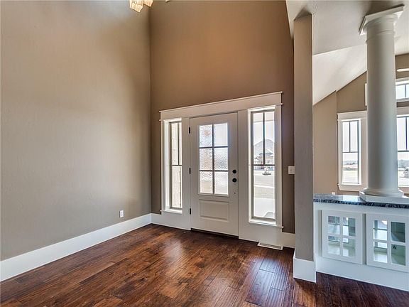 3rd image of 3107 Venice Ct