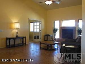 Living Room w/gas log Fireplace