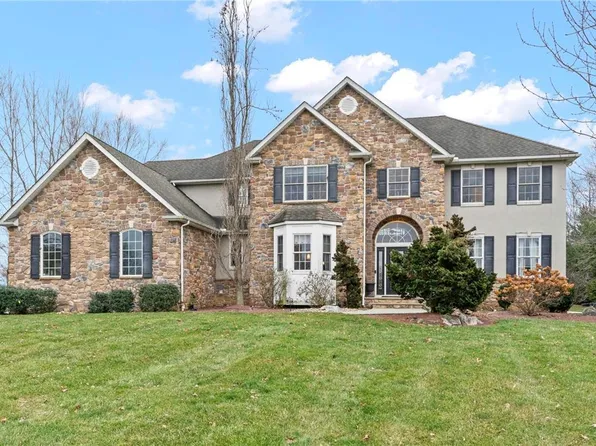 4563 Oakwood Ln, Nazareth, PA 18064