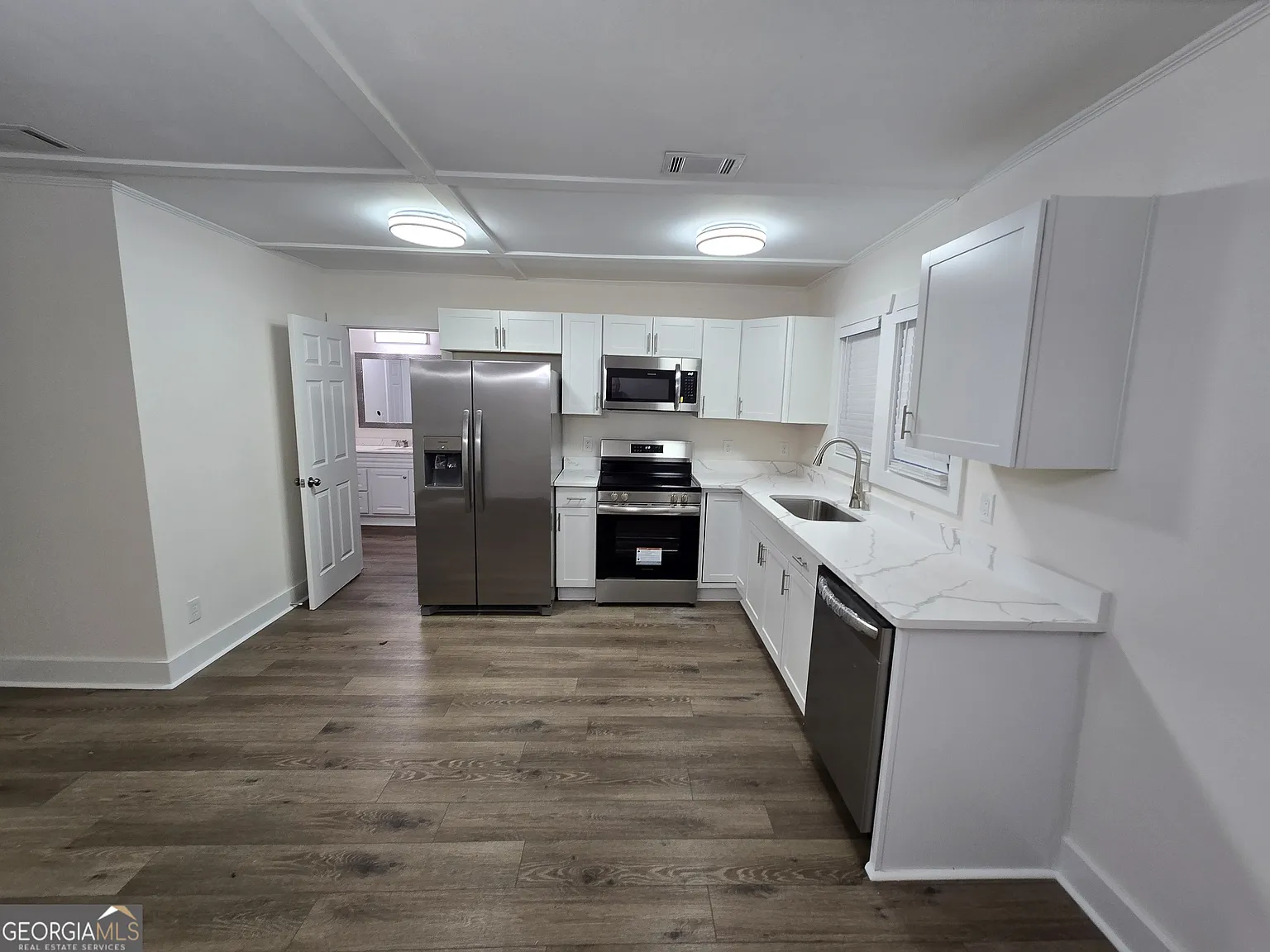 3 bed, 2.0 bath, 1170 sqft, $1,900 — Photo 2