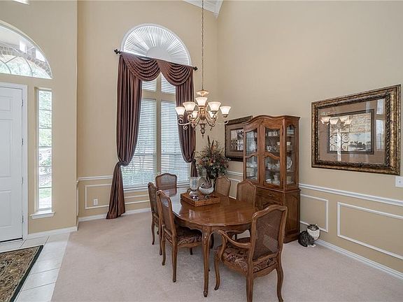 4th image of 402 Clover Leaf Ln