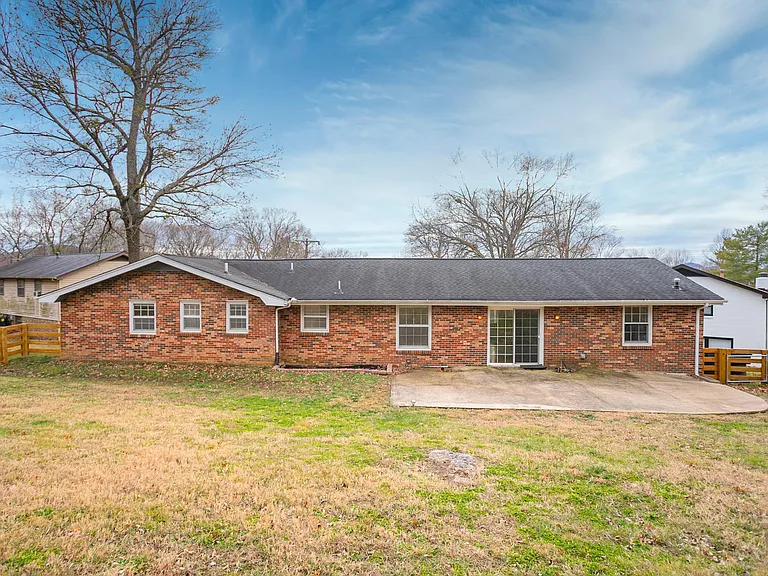 610 Ashley Ct — Photo 48