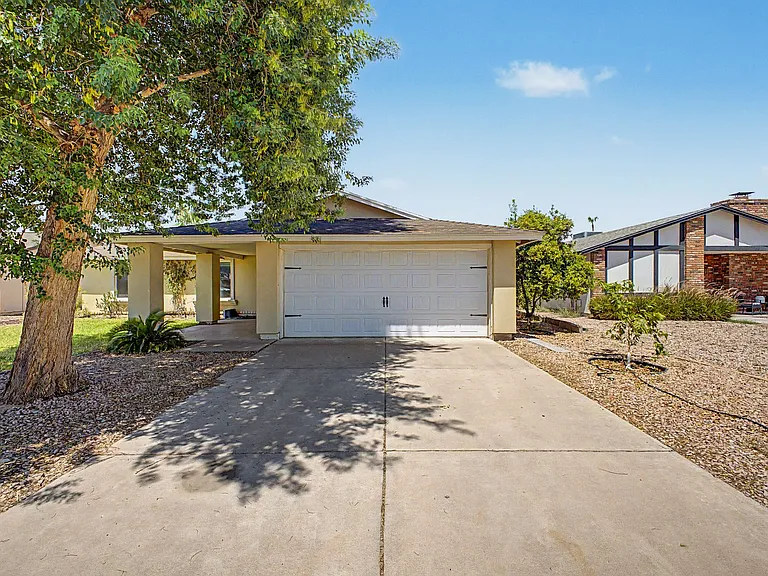 2104 N Comanche Dr — Photo 2