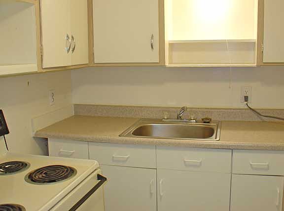 3rd image of 714 1/2 Alderson Ave