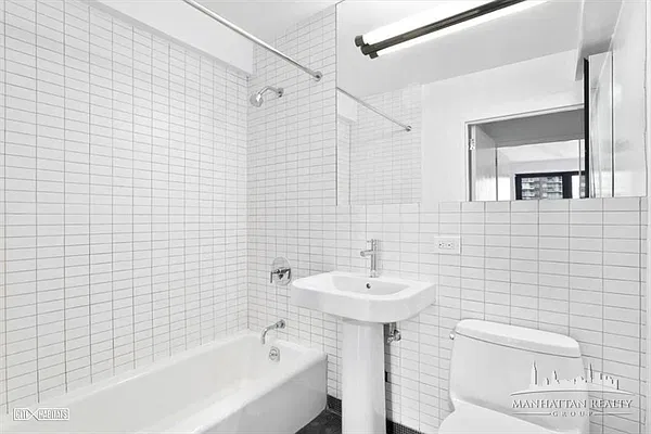Rented by Manhattan Realty Group | media 16