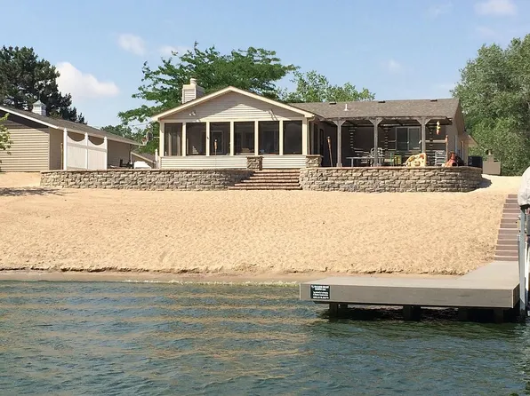 S1176 Willow Ln, Fremont, NE 68025