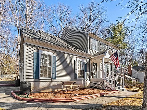 3rd image of 1128 Columbus Dr