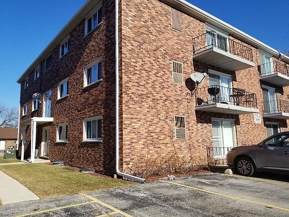 2nd image of 5836 W 76th Pl Unit 202