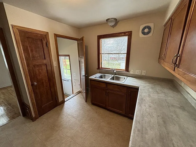 W63N399 Hillcrest Ave — Photo 6