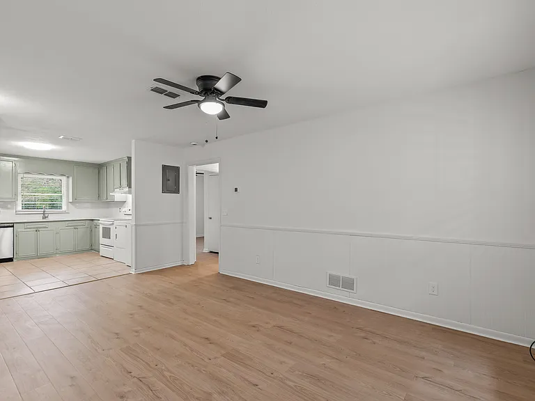 303 Springdale Dr #B — Photo 10