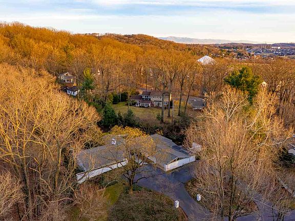 4th image of 936 Oak Hill Dr