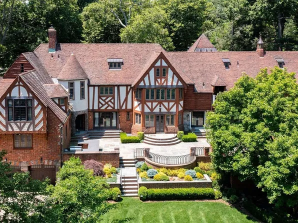 1 Somerset Drive S, Great Neck, NY 11020