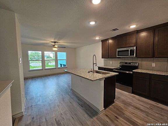 5th image of 310 W Evergreen St #121