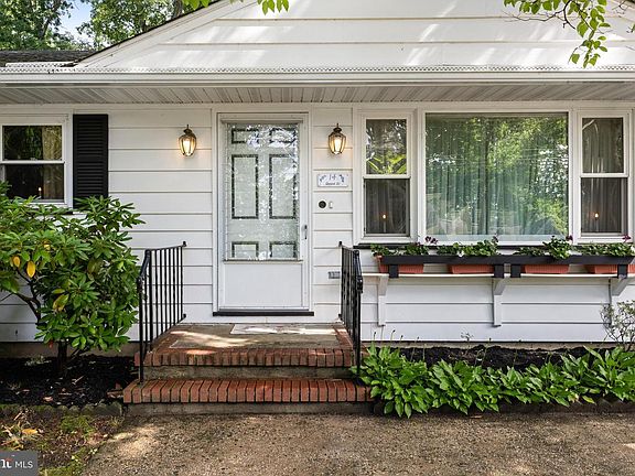 4th image of 14 Dogwood Dr