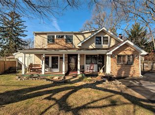 26 Chestnut St, Nesconset, NY 11767