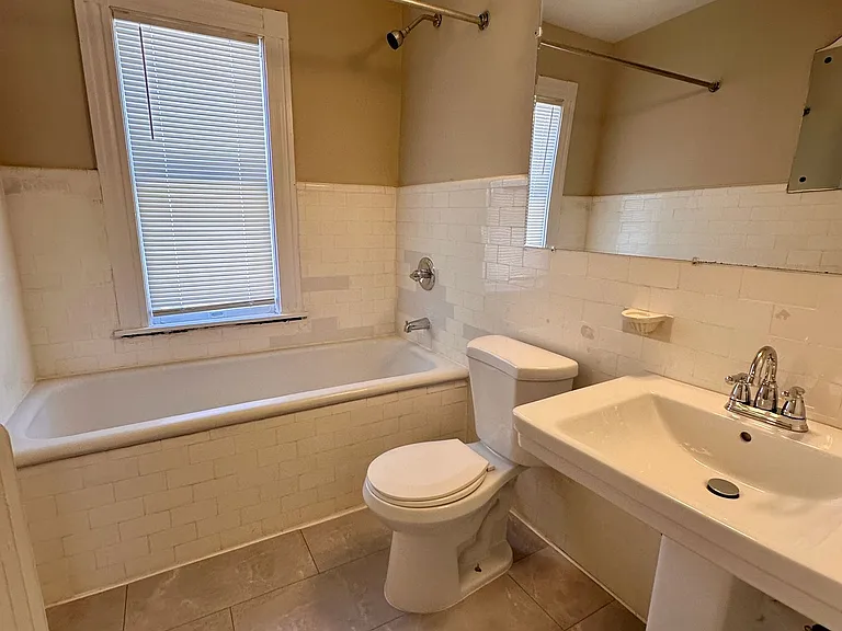 2216 E Ivanhoe Apartments — Photo 8