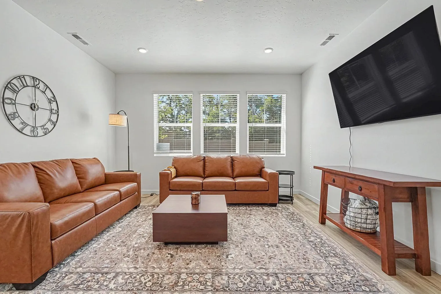 4 bed, 2.0 bath, 1926 sqft, $7,714 — Photo 1