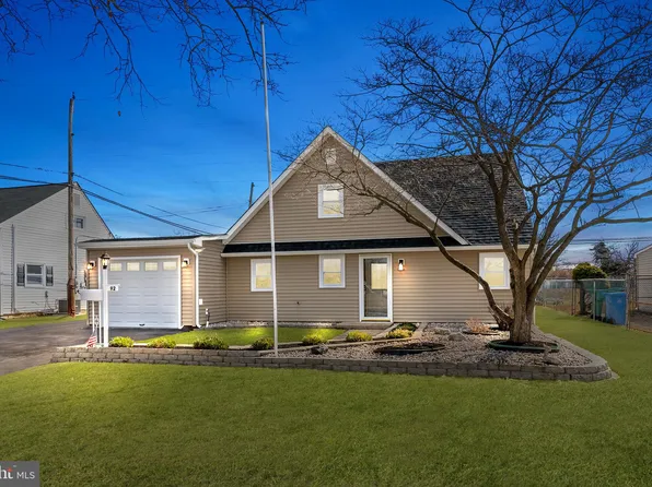 92 Coral Ln, Levittown, PA 19055